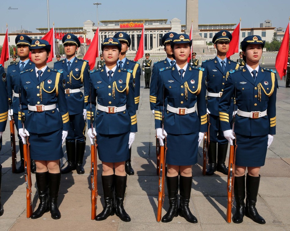 三軍儀仗女兵，新時代下的巾幗英雄風(fēng)采，新時代巾幗英雄，三軍儀仗女兵的風(fēng)采