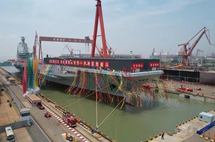 山東艦航母下水，中國(guó)海軍力量再添輝煌一筆，山東艦航母下水，中國(guó)海軍力量再添輝煌篇章